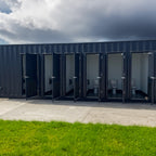 Container de 40 pés com banheiro e espaço para armazenamento