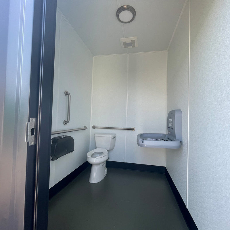 Carregue imagem no visualizador da galeriaContainer de 40 pés com banheiro e espaço para armazenamento
