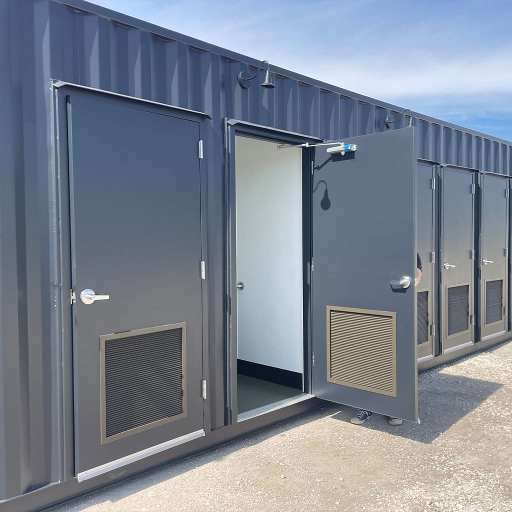 Container de 40 pés com banheiro e espaço para armazenamento