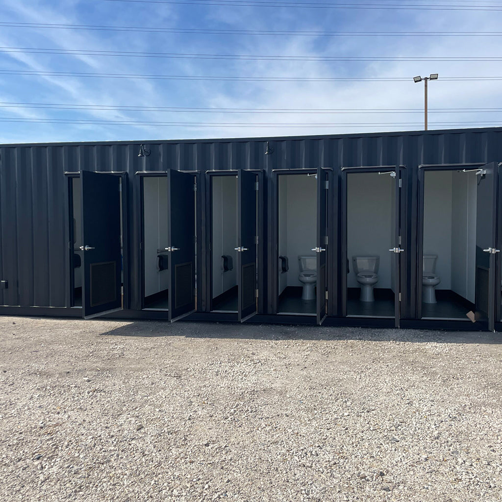 Container de 40 pés com banheiro e espaço para armazenamento