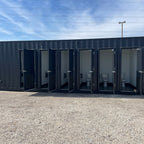 Container de 40 pés com banheiro e espaço para armazenamento