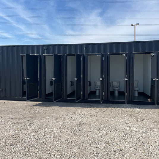 Container de 40 pés com banheiro e espaço para armazenamento