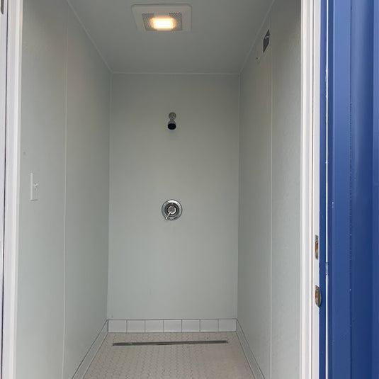 Modelo de "banheiro" feito com contêiner de transporte de 20 pés