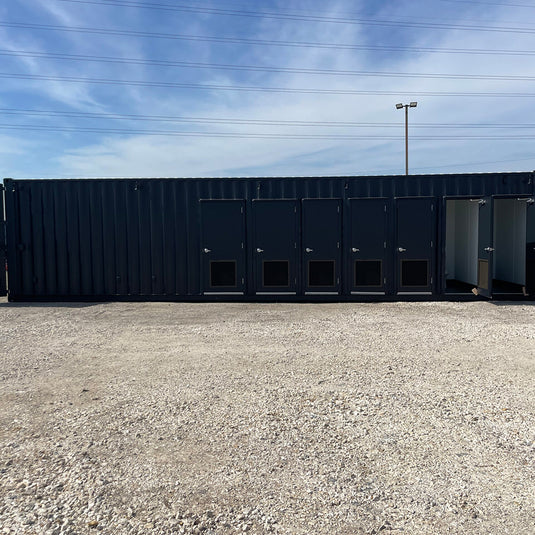 Container de 40 pés com banheiro e espaço para armazenamento