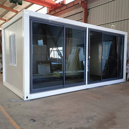 Casa pré-fabricada modular destacável em contêiner com quarto e banheiro.